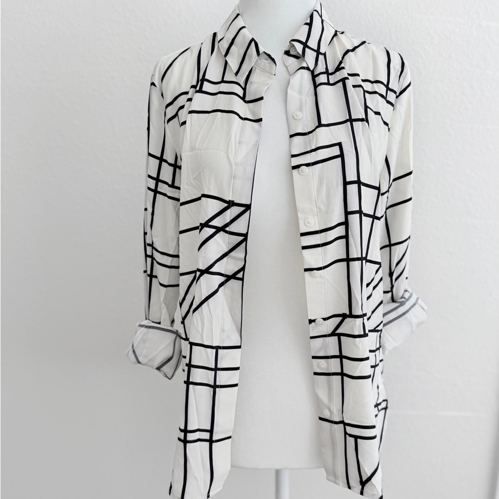 🖤NWT Express Geometric Button Down Blouse Size S… - image 4